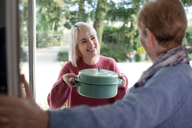 Lue 6 todistettua auttamisen ja vapaaehtoistyön hyötyä, commuapp.fi, lataa Commu nyt