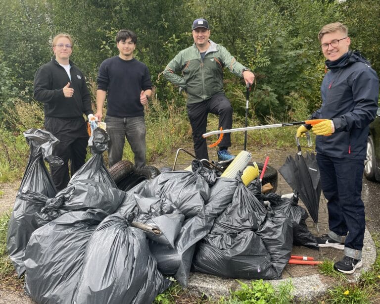 Roskakävelyn aikana kerättiin yli 30,000 kääreen verran roskaa Espoon luonnosta.