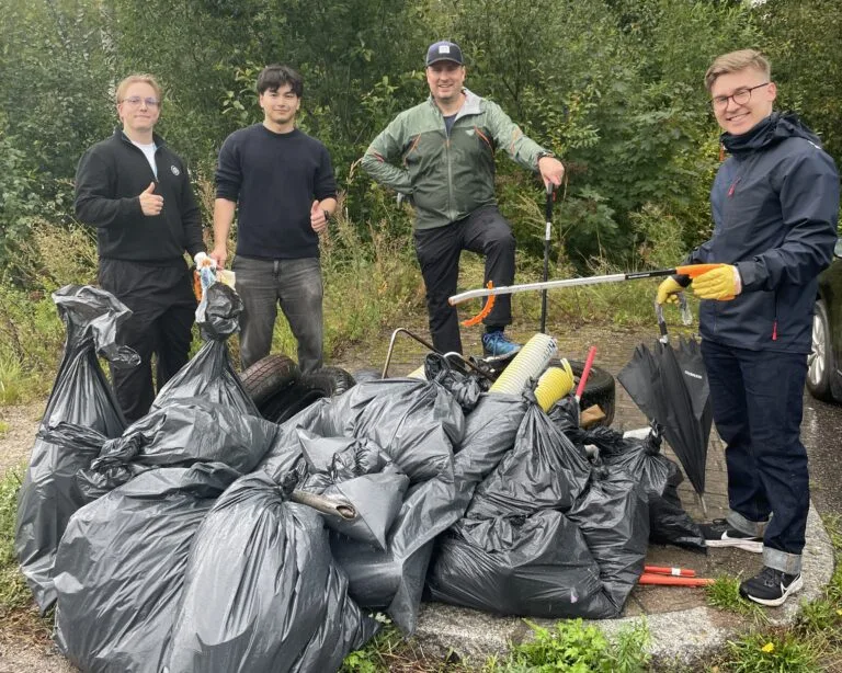Roskakävelyn aikana kerättiin yli 30,000 kääreen verran roskaa Espoon luonnosta.