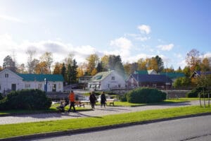 Commu-yhteisöalustaa on alettu kehittää myös varautumisen ja henkisen kriisinkestävyyden vahvistamiseen Suomessa. Inkoo ja Commu käynnistivät Sitran rahoittaman vuoden mittaisen hankkeen, jonka aikana Inkoon alueen varautumisen toimijat kootaan samaan yhteisöalustaan. Hankkeessa tunnistetaan näiden toimijoiden tarjoamat tärkeät tiedolliset, fyysiset ja henkiset resurssit ja kehitetään tapa tuoda nämä tiedot Commuun helposti löydettävään muotoon. Samalla mahdollistetaan myös asukkaiden helppo osallistuminen varautumistoimintaan. Alustaa on mahdollista kehittää myös siten, että kriittiset tiedot ovat löydettävissä myös offline-tilassa, mikäli nettiyhteys katkeaa. Inkoon kunnalla on tahtotila vahvistaa kunnan roolia osallisuuden ja hyvinvoinnin kehittäjänä sekä henkisen kriisinkestävyyden ja turvallisuuden ylläpitäjänä. Näin on mahdollista paitsi vahvistaa oman kuntaorganisaation varautumiskykyä, myös lisätä varautumiseen ja kriisinhallintaan liittyvää yhteistyötä kunnan alueella sekä naapurikuntien kanssa. “Varautuminen on koko yhteisön yhteinen asia, ja siinä yhteistyö on keskeisessä roolissa. Hankkeen avulla vahvistamme kunnan, paikallisten toimijoiden, yhdistysten ja asukkaiden välistä yhteistyötä sekä kokoamme varautumiseen liittyvää tietoa ja osaamista paremmin yhteen. Tavoitteena on, että tieto on helposti löydettävissä ja että eri toimijat tuntevat entistä paremmin toisensa, roolinsa ja käytettävissä olevat resurssit,” Inkoon kunnan hallintojohtaja Johan Nilsson kertoo Luottamus rakentuu yhteisössä Henkisellä kriisinkestävyydellä tarkoitetaan luottamista toisiin yhteisön jäseniin ja ympäröivään yhteiskuntaan, tulevaisuususkoa sekä kokemusta siitä, ettei ole yksin. Siihen liittyy myös kyky toimia yhdessä epävarmuuden keskellä.  “Henkiseen kriisinkestävyyteen vaikuttaa ennen kaikkea ihmisen kokema turvallisuudentunne, jota vahvistavat yhteisöllisyys ja tieto perusresurssien kuten ruuan, veden ja tiedon löydettävyyden turvaamisesta häiriö- tai kriisitilanteessa. Myös oman toimijuuden tunnistaminen ja vahvistaminen lisää henkistä joustavuutta – olo on helpompi epävarman edessä, kun tietää, mitä itse voi kriisitilanteessa tehdä, kenen kanssa ja toisaalta mistä on saatavilla apukäsiä hädän hetkellä”, Commun yhteishankkeesta ja kuntakumppanuuksista vastaava Paula Mäkeläinen kertoo. Hankkeen aikana toteutetaan kaikkineen neljä varautumisen toimijoiden työpajaa ja neljä asukastilaisuutta. Syksyn asukastilaisuudet järjestetään seuraavasti Kunnantalon Kulttuuriaulassa, lämpimästi tervetuloa mukaan! Tilaisuudet järjestetään kaksikielisenä suomeksi ja ruotsiksi: 21.10. Klo 18 2.12. Klo 18 Mikäli olet varautumisen toimija ja kiinnostunut osallistumaan hankkeen työpajoihin, otathan yhteyttä Commun Paula Mäkeläiseen. Näin Inkoon Commu-yhteisöön pääsee mukaan Jo nyt Commuun liittymällä Inkoon alueen asukkaat voivat pyytää ja tarjota apua mihin tahansa arkiseen asiaan liittyen. Kaikilla on vaihdellen erilaisia taitoja, osaamista ja voimavaroja, jotka voivat olla avuksi muille.  Commuun liittymällä asukkaat saavat tulevan vuoden aikana tietoa myös varautumishankkeen myötä kehitettävistä asioista. Digitaalisen sovellusalustan rinnalla kunta varmistaa, että varautumiseen liittyvä tieto on saavutettavissa myös niille erityisryhmille, jotka eivät voi käyttää digitaalisia palveluja.  Lataa Commu-sovellus Google Play -kaupasta tai App Storesta. Rekisteröidy maksutta sähköpostilla ja halutessasi vahvista henkilöllisyytesi. Selaa avunpyyntöjä tai luo oma ilmoituksesi ja ryhdy auttamaan tai pyytämään apua.